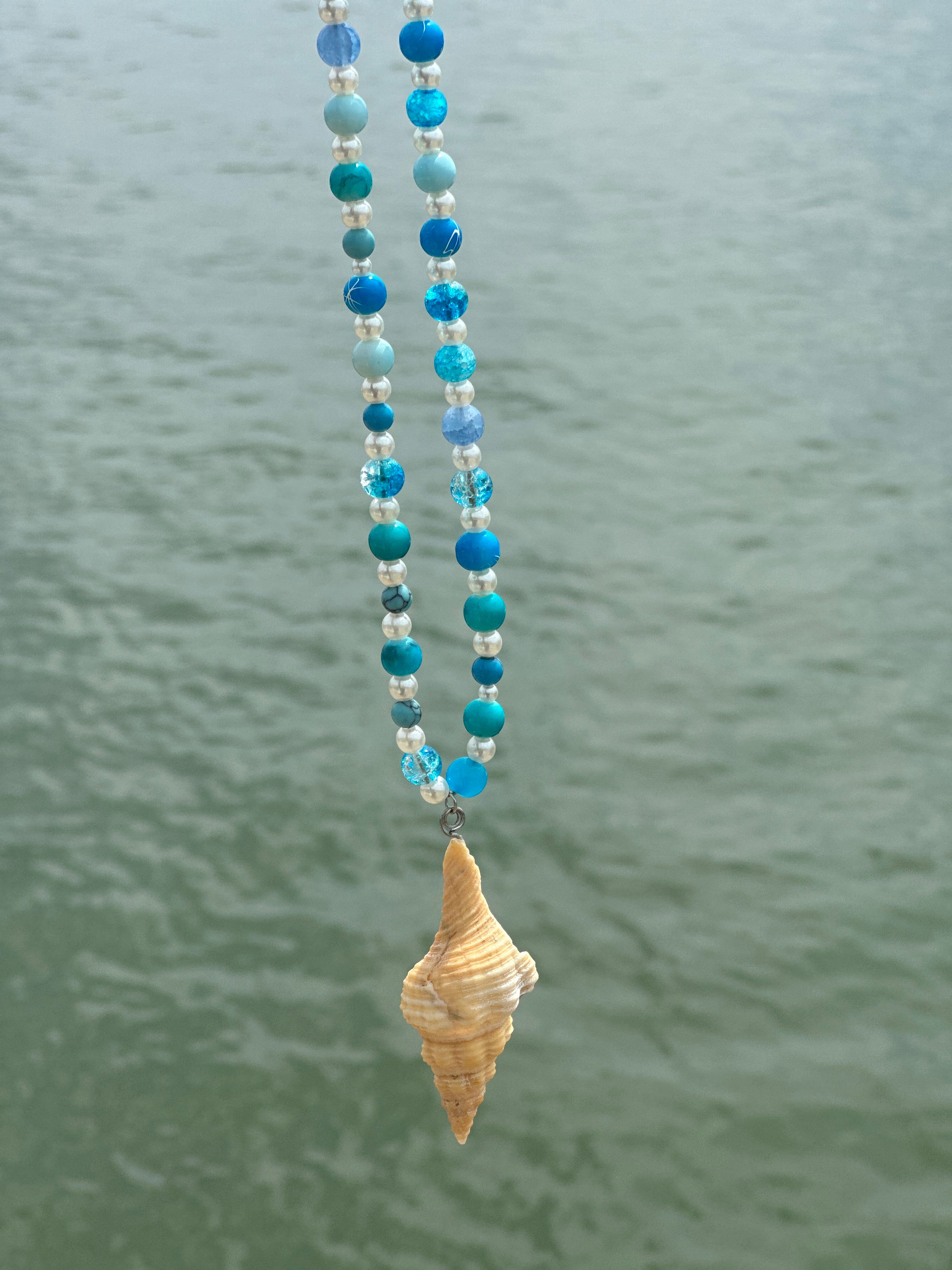 Blue bead horse conch necklace